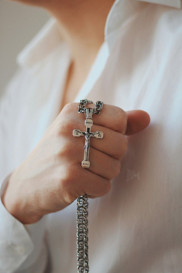 Collier croix argent : Élégance et foi réunies